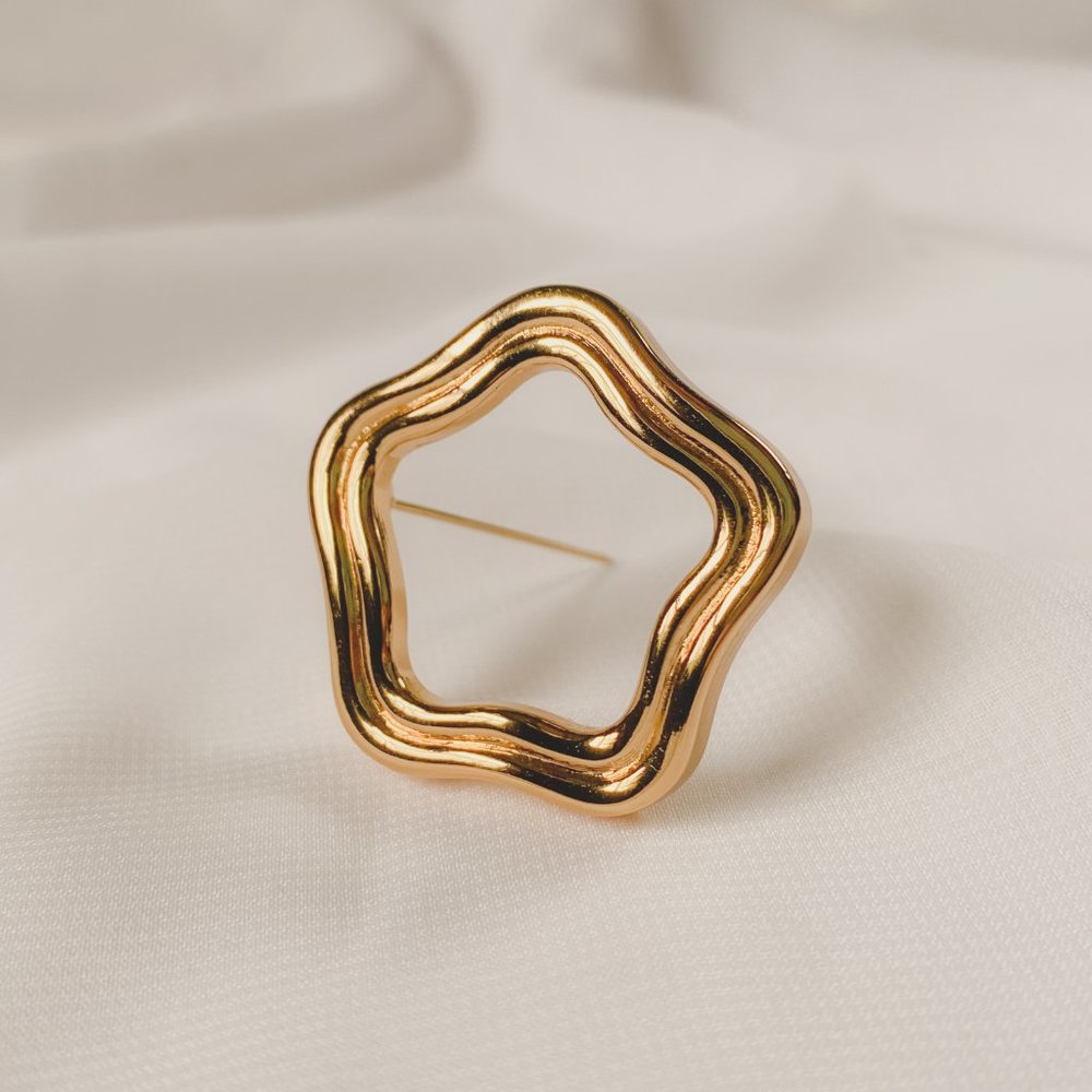 Vintage Monet Open Star Flower Stripe 5 Point Gold Tone Simple Brooch Pin